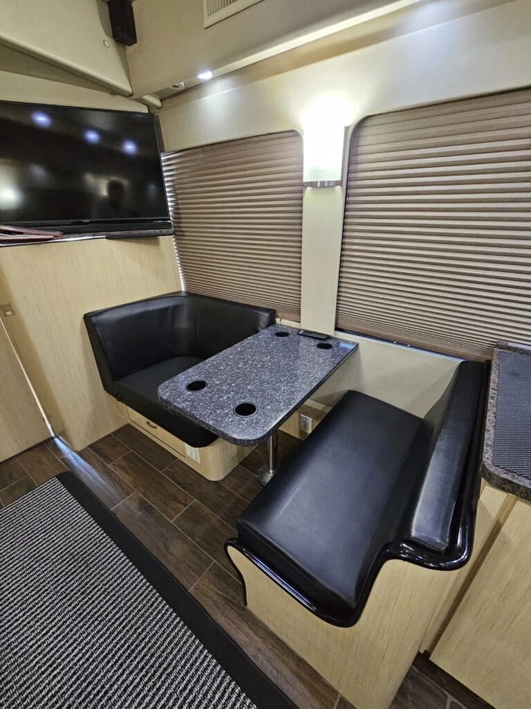 2009 MCI J4500 Entertainer Coach - Image 32