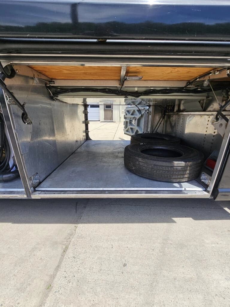 2009 MCI J4500 Entertainer Coach - Image 5
