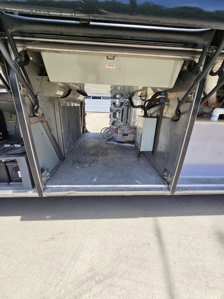 2009 MCI J4500 Entertainer Coach - Image 7