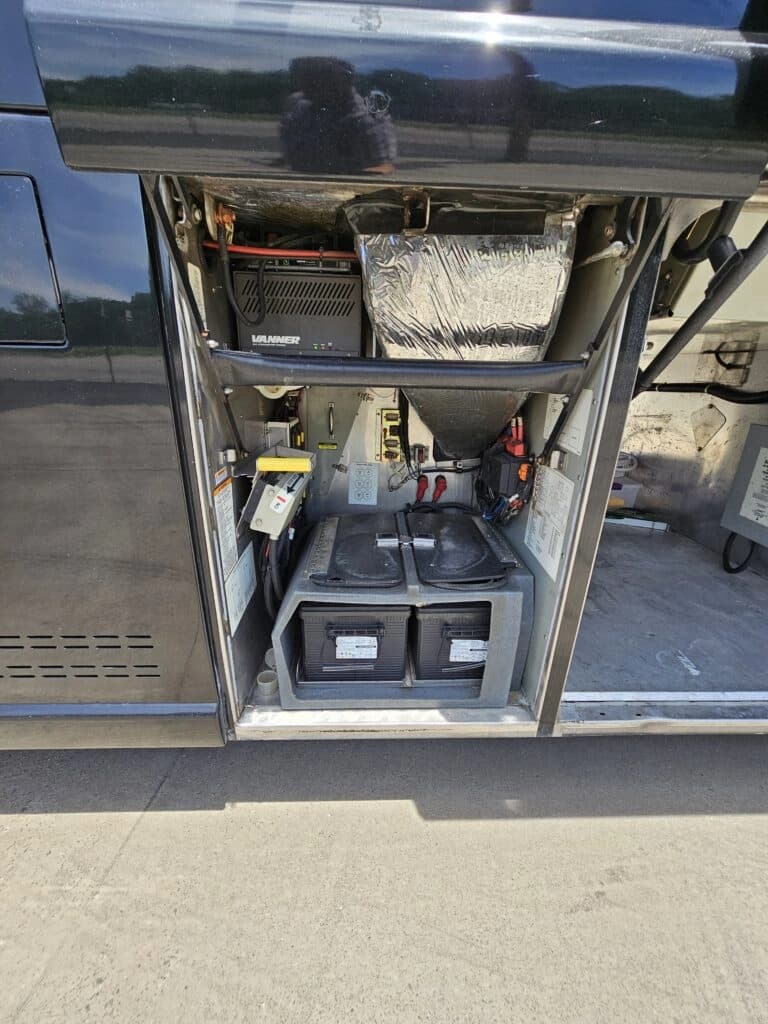 2009 MCI J4500 Entertainer Coach - Image 8