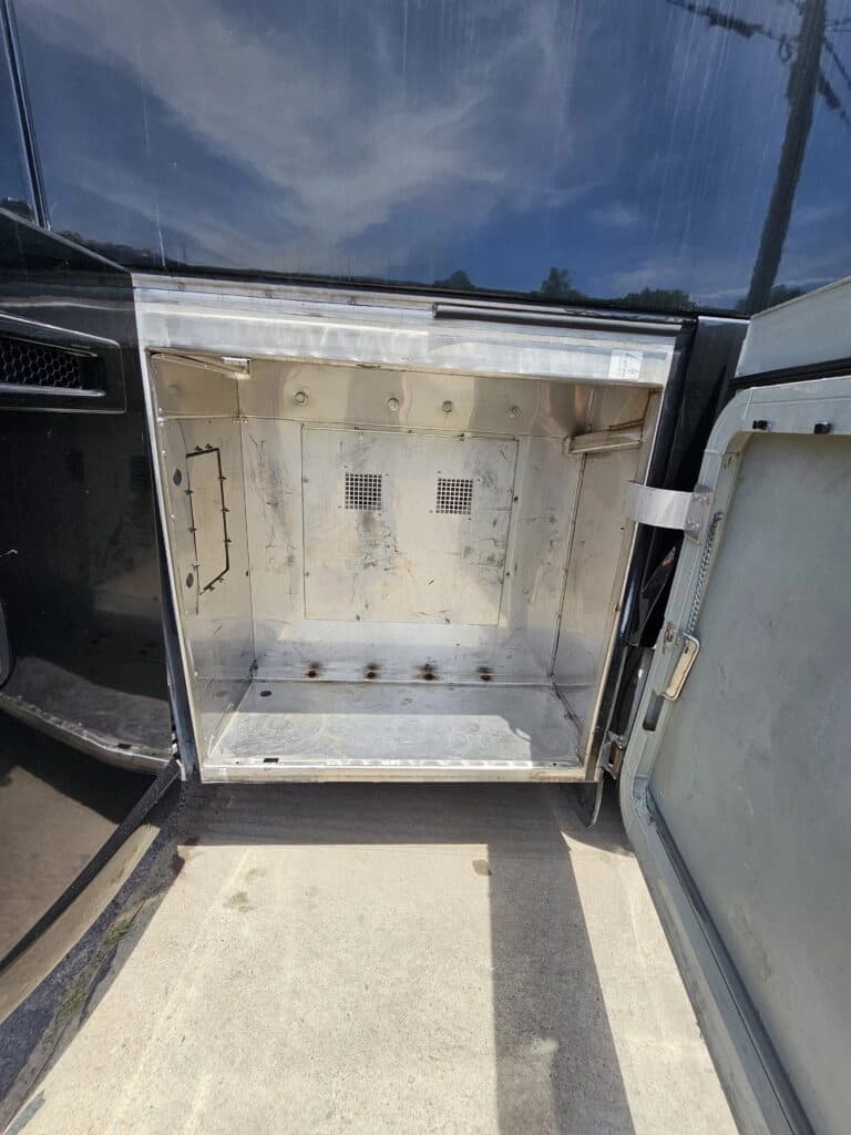 2009 MCI J4500 Entertainer Coach - Image 9
