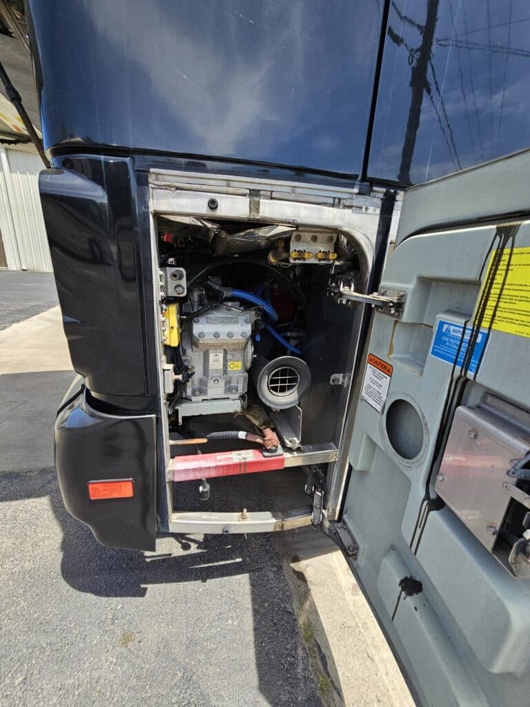 2009 MCI J4500 Entertainer Coach - Image 10