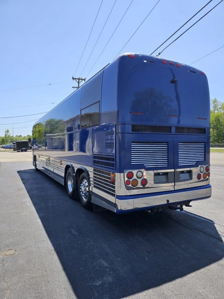 2005 Prevost XLII Entertainer Coach - Image 2