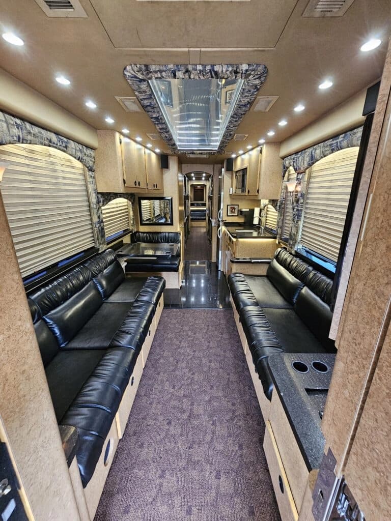 2005 Prevost XLII Entertainer Coach - Image 9