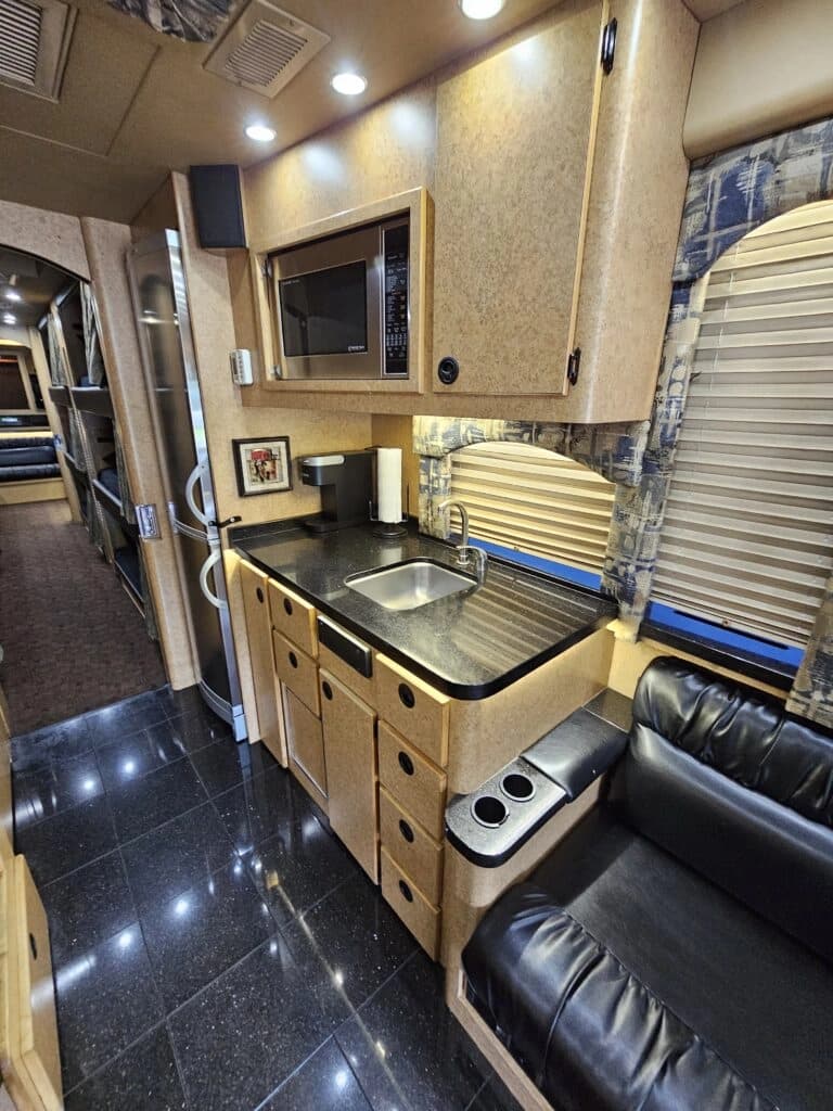 2005 Prevost XLII Entertainer Coach - Image 11