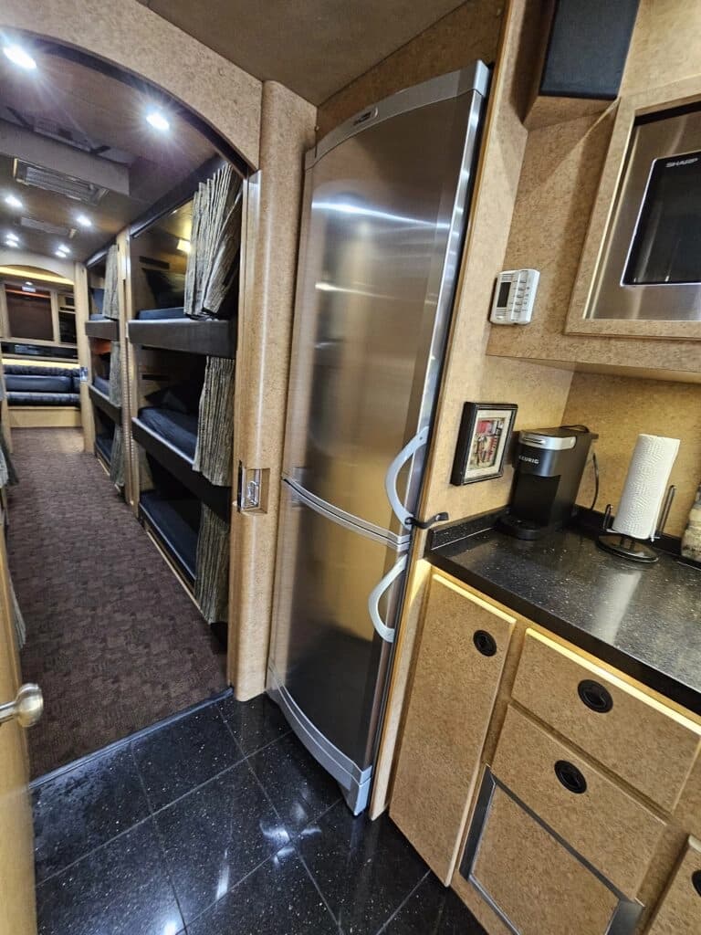 2005 Prevost XLII Entertainer Coach - Image 12