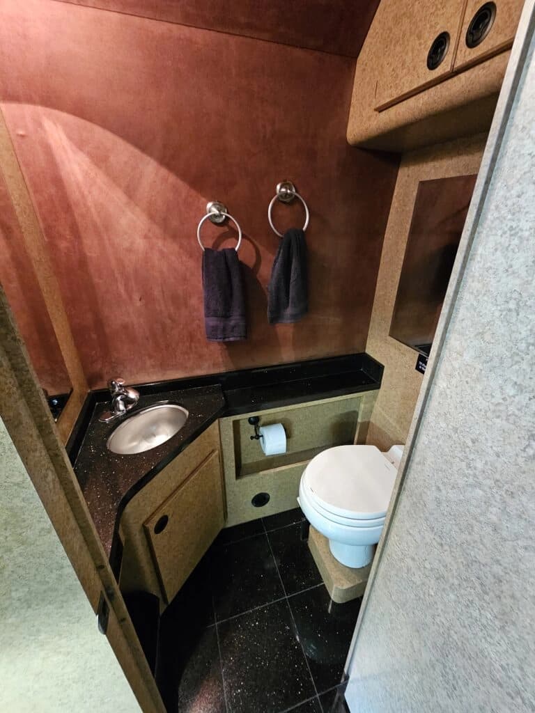 2005 Prevost XLII Entertainer Coach - Image 17
