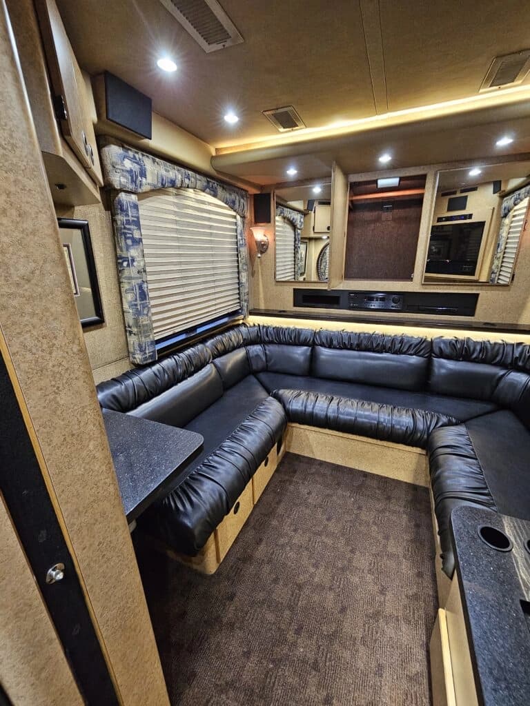 2005 Prevost XLII Entertainer Coach - Image 14