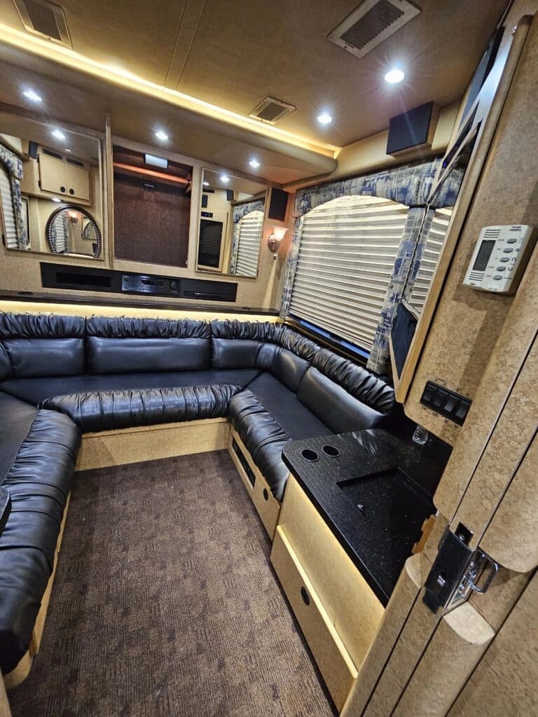 2005 Prevost XLII Entertainer Coach - Image 15