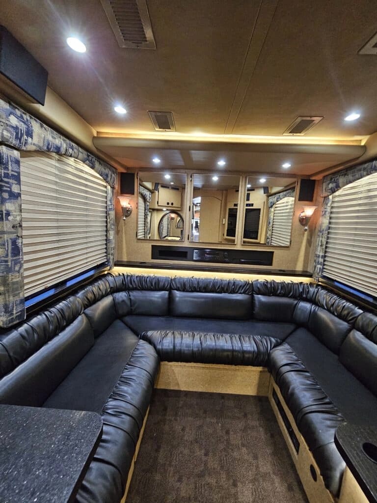 2005 Prevost XLII Entertainer Coach - Image 16