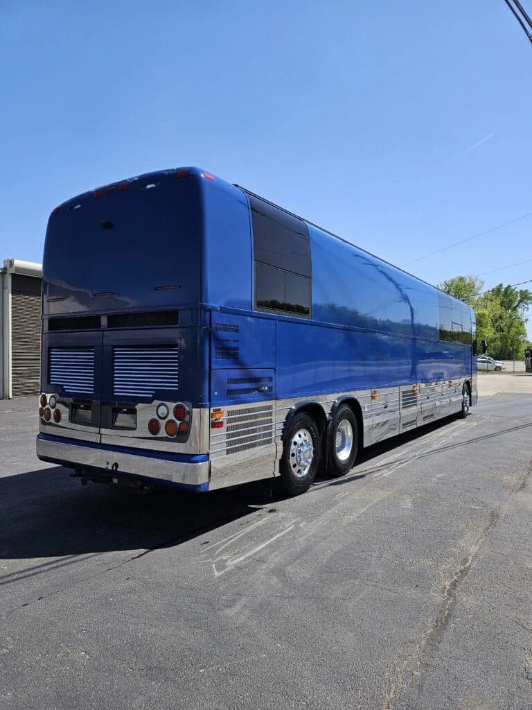 2005 Prevost XLII Entertainer Coach - Image 4