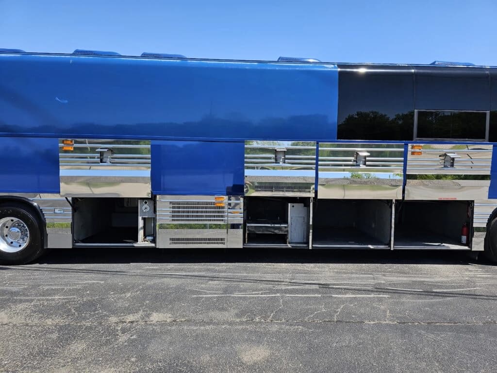 2005 Prevost XLII Entertainer Coach - Image 5