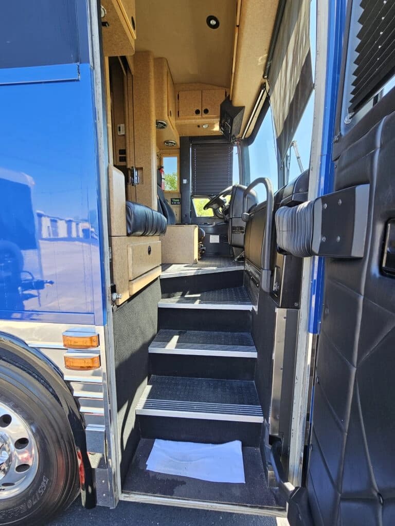 2005 Prevost XLII Entertainer Coach - Image 3