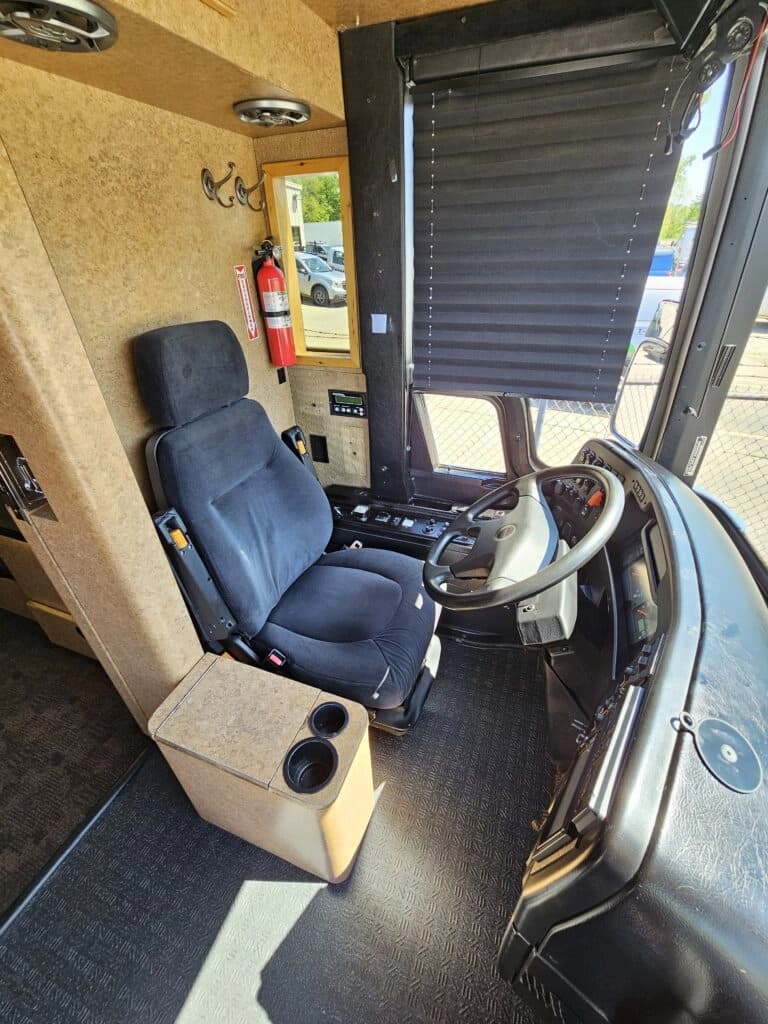 2005 Prevost XLII Entertainer Coach - Image 7