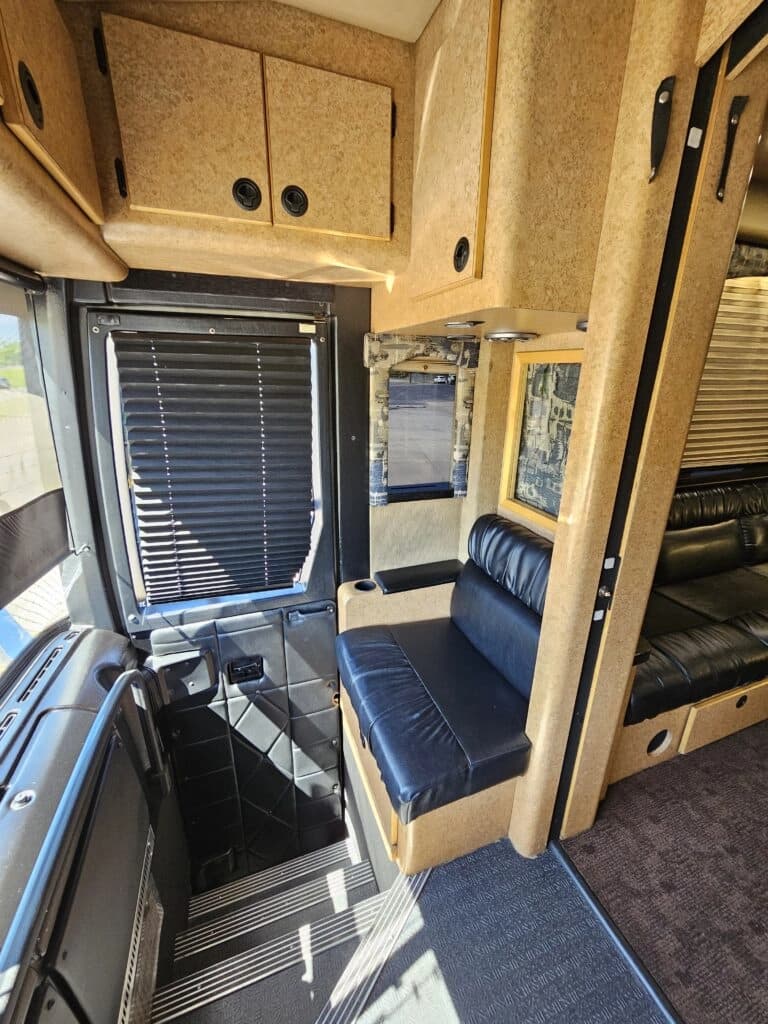 2005 Prevost XLII Entertainer Coach - Image 8