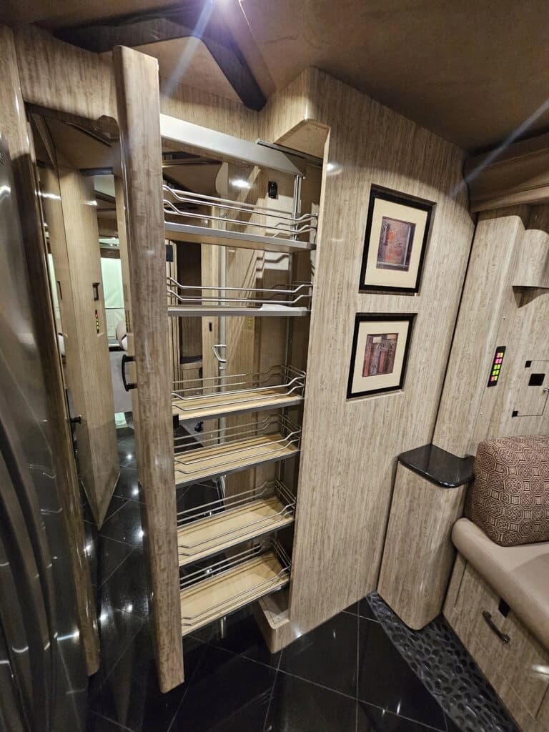 2007 Prevost H3-45VIP Motor Home - Image 17