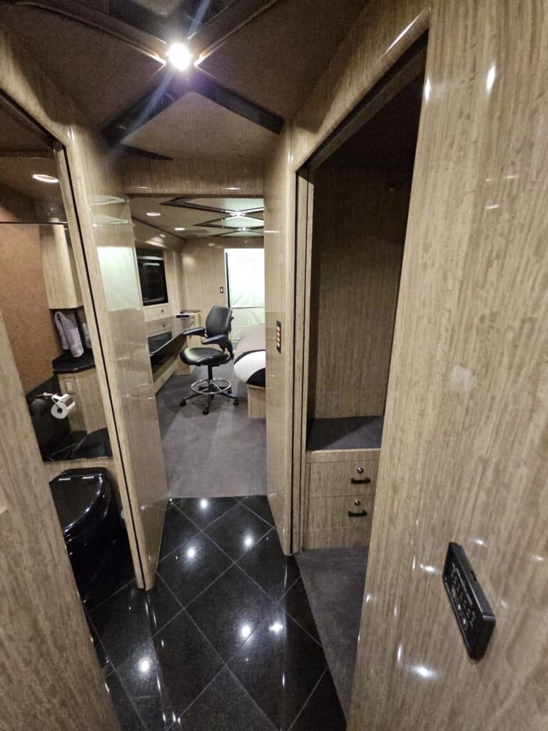 2007 Prevost H3-45VIP Motor Home - Image 19