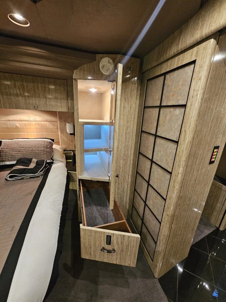 2007 Prevost H3-45VIP Motor Home - Image 20