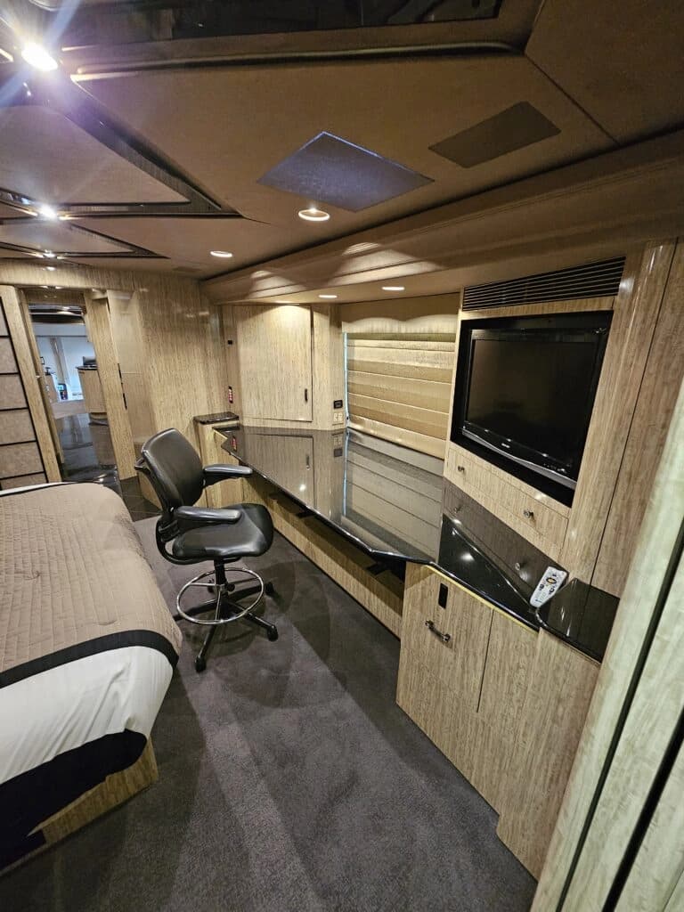 2007 Prevost H3-45VIP Motor Home - Image 22