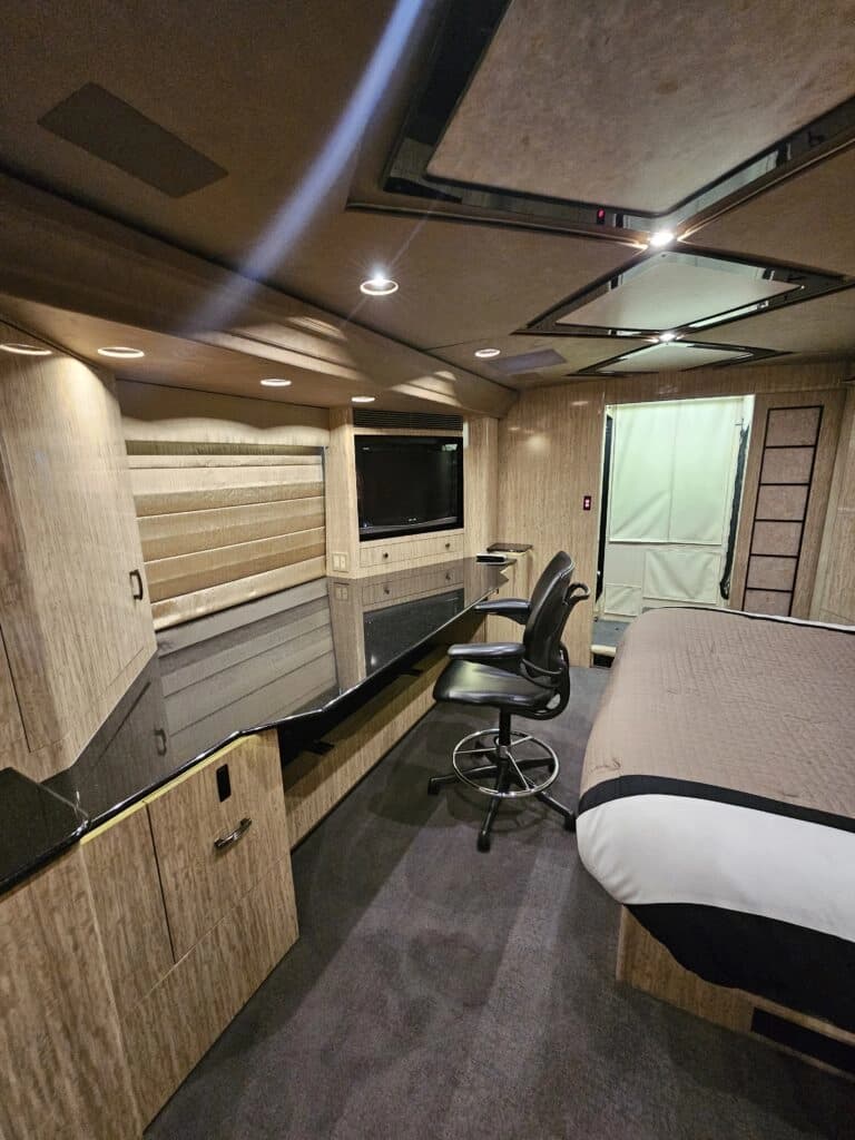 2007 Prevost H3-45VIP Motor Home - Image 24