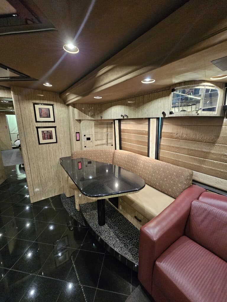 2007 Prevost H3-45VIP Motor Home - Image 29