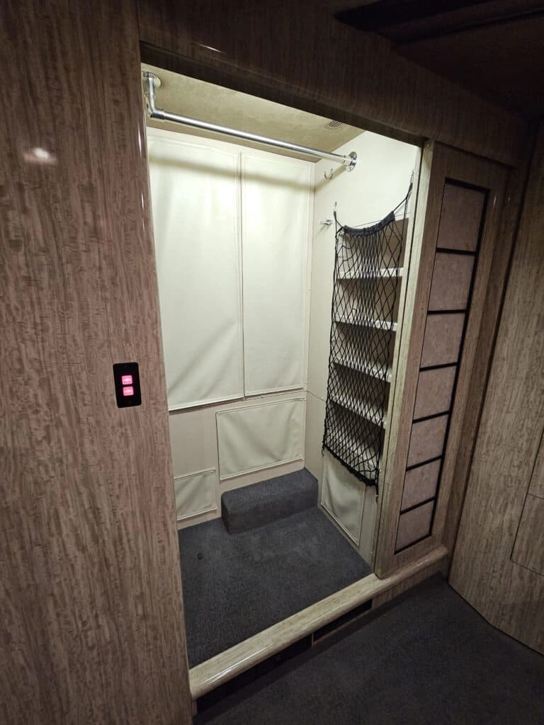 2007 Prevost H3-45VIP Motor Home - Image 31