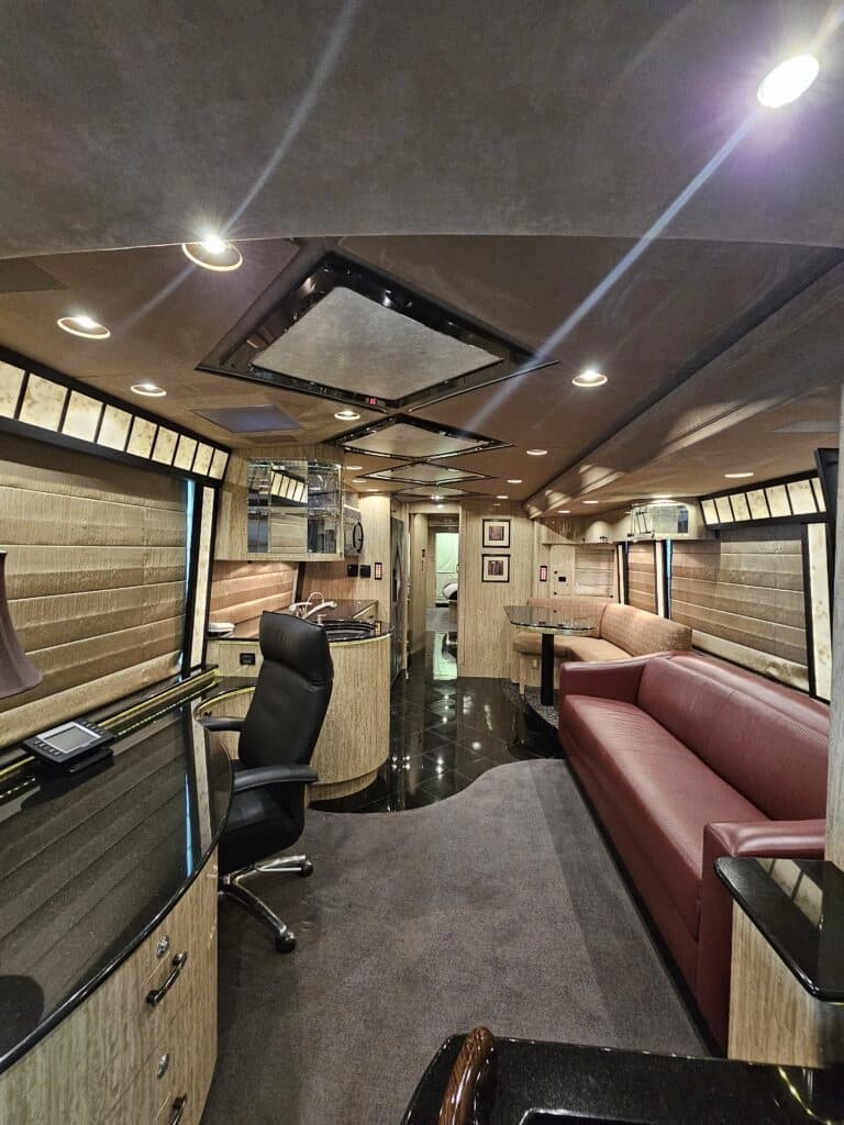 2007 Prevost H3-45VIP Motor Home - Image 32