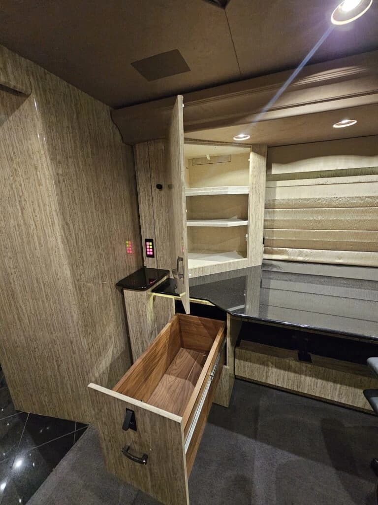 2007 Prevost H3-45VIP Motor Home - Image 33