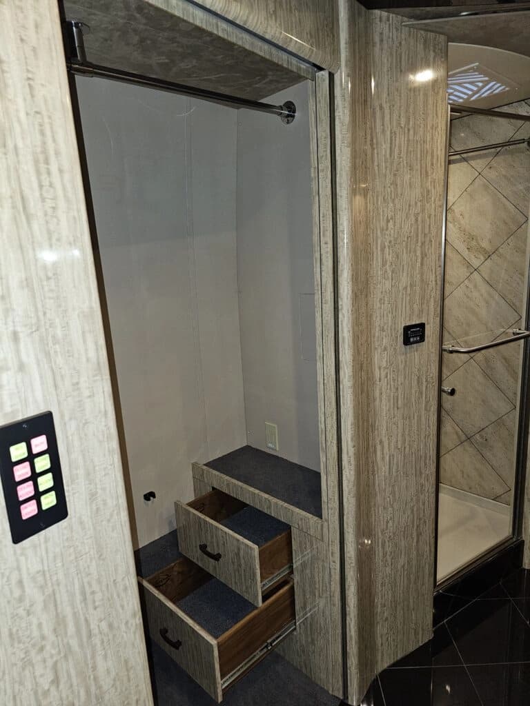 2007 Prevost H3-45VIP Motor Home - Image 35