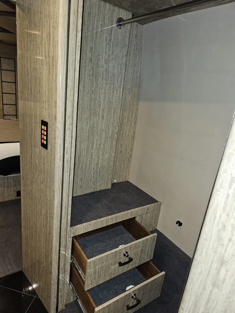 2007 Prevost H3-45VIP Motor Home - Image 37