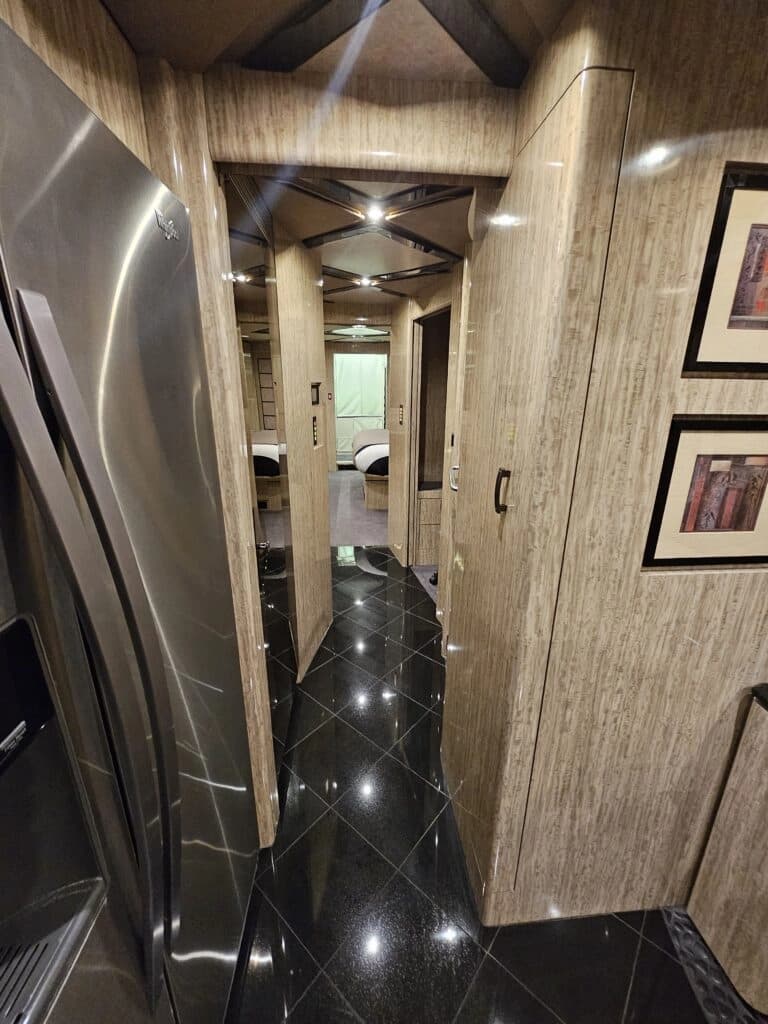 2007 Prevost H3-45VIP Motor Home - Image 38