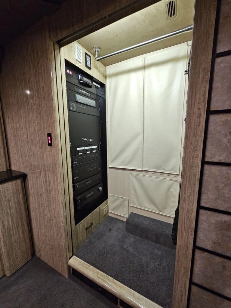 2007 Prevost H3-45VIP Motor Home - Image 39