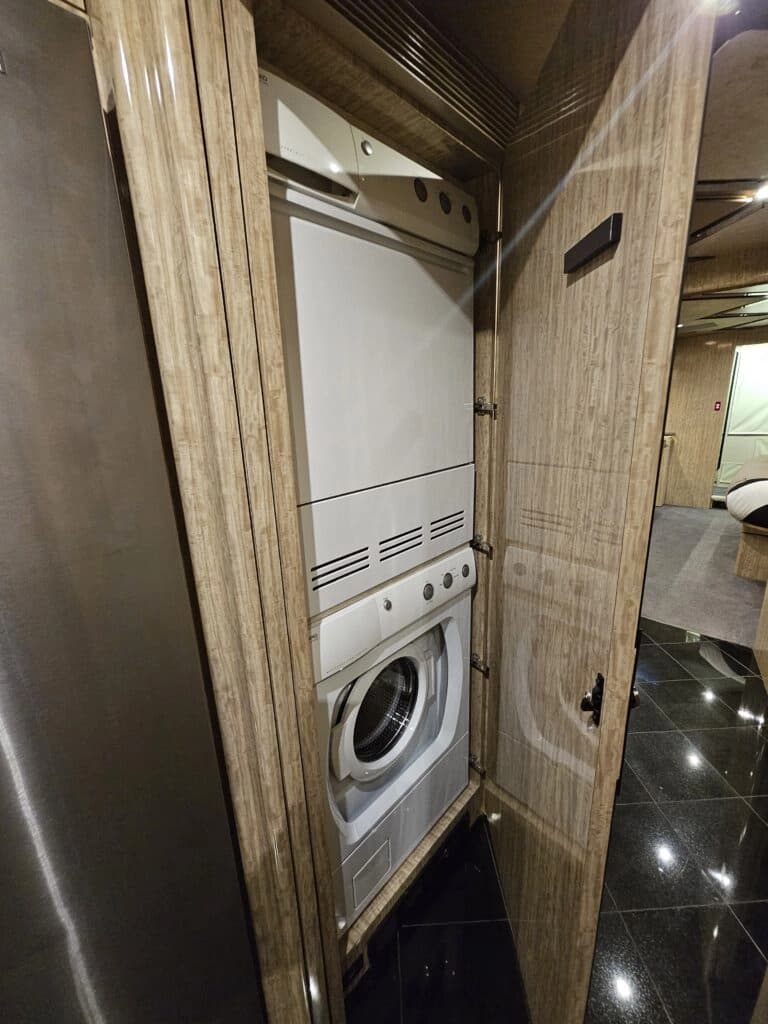 2007 Prevost H3-45VIP Motor Home - Image 42