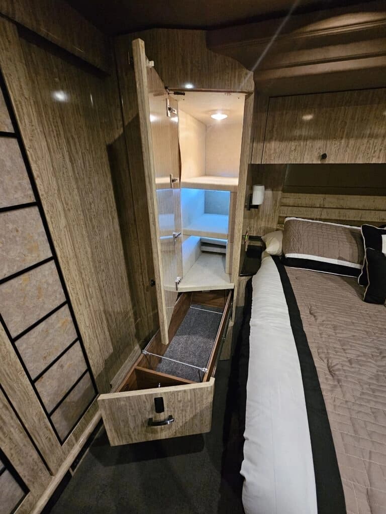 2007 Prevost H3-45VIP Motor Home - Image 43