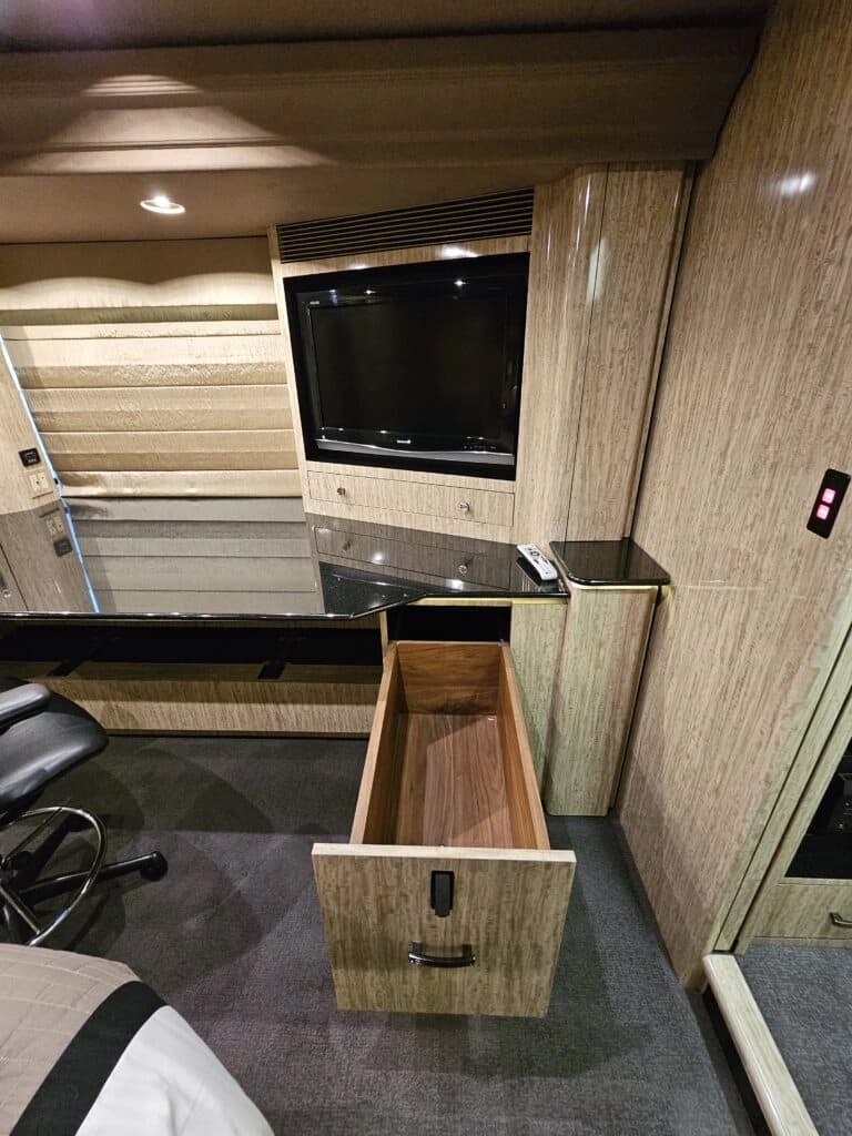 2007 Prevost H3-45VIP Motor Home - Image 46
