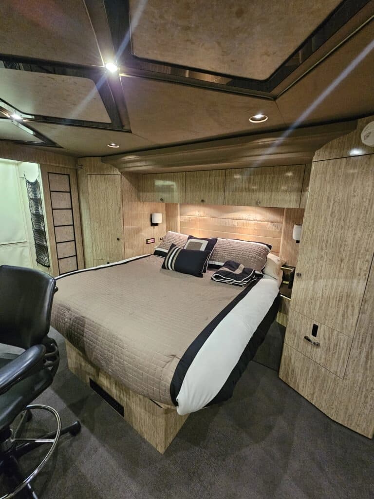 2007 Prevost H3-45VIP Motor Home - Image 47