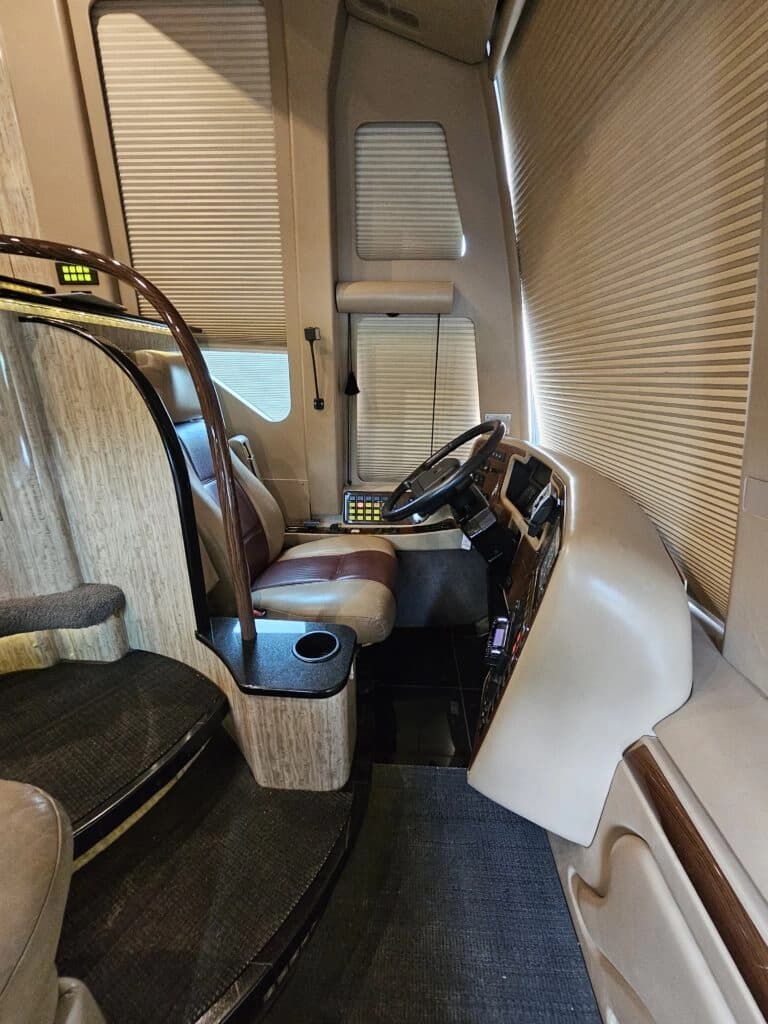 2007 Prevost H3-45VIP Motor Home - Image 9