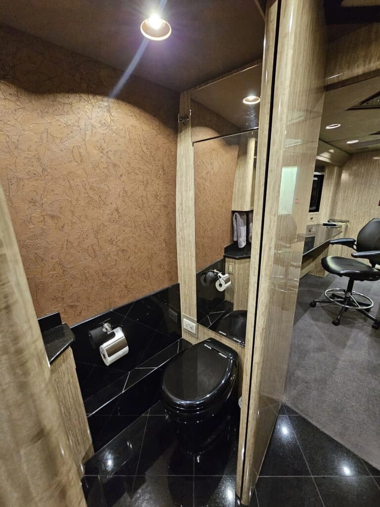 2007 Prevost H3-45VIP Motor Home - Image 10