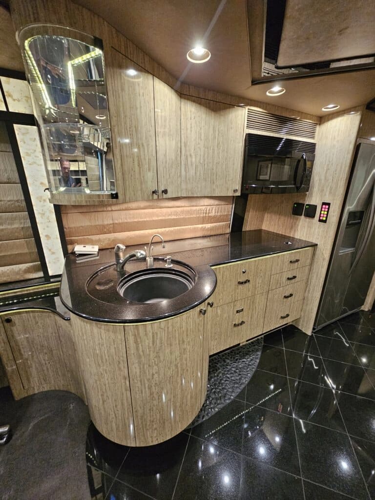 2007 Prevost H3-45VIP Motor Home - Image 11