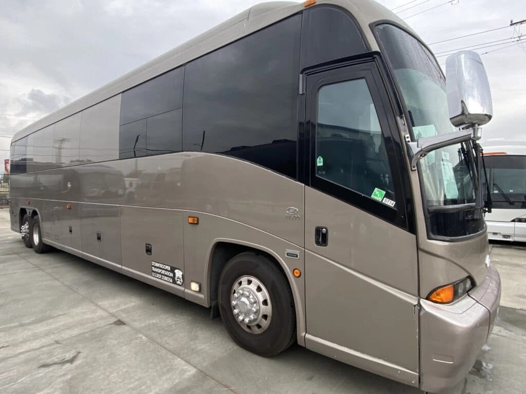 2014 MCI J4500 Entertainer Coach - Image 1