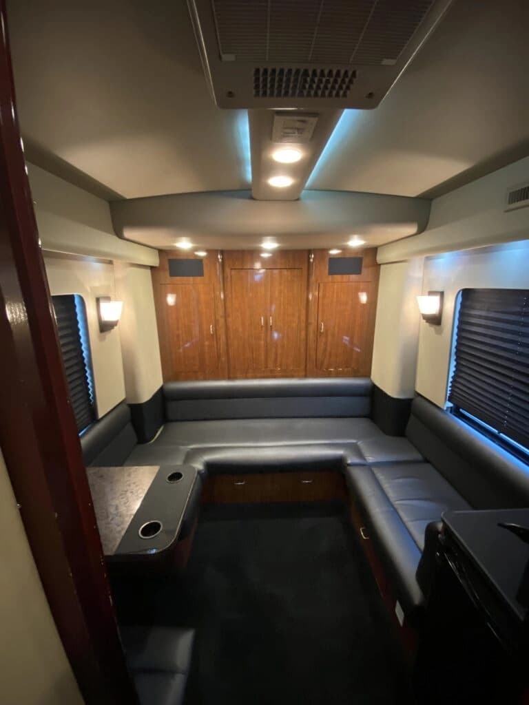2014 MCI J4500 Entertainer Coach - Image 10
