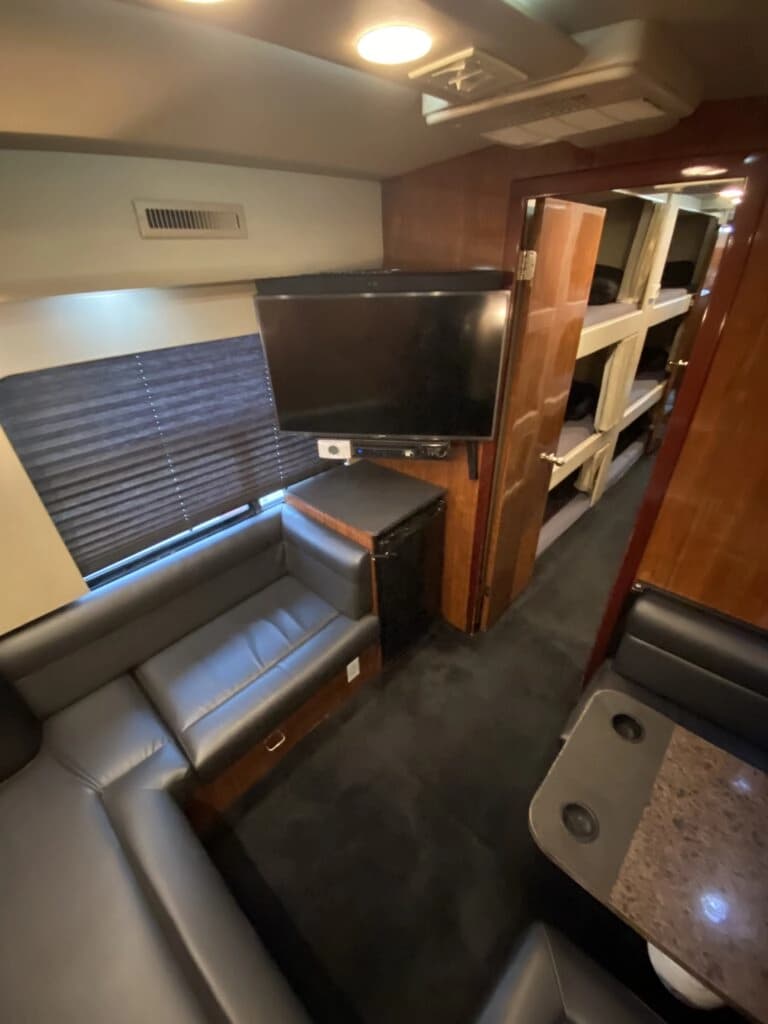 2014 MCI J4500 Entertainer Coach - Image 11