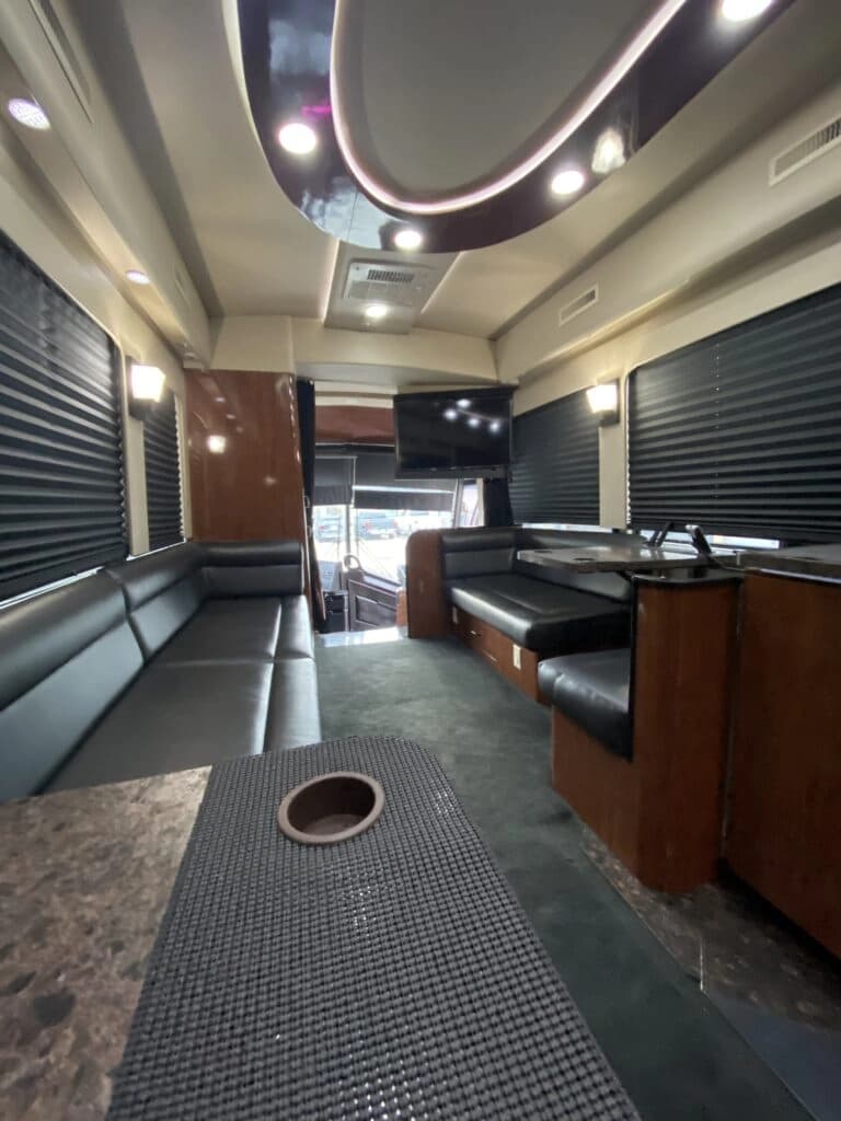 2014 MCI J4500 Entertainer Coach - Image 4
