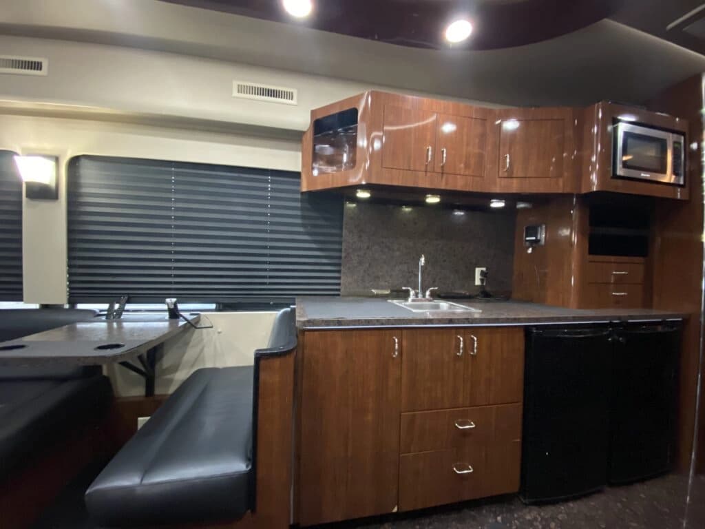 2014 MCI J4500 Entertainer Coach - Image 5