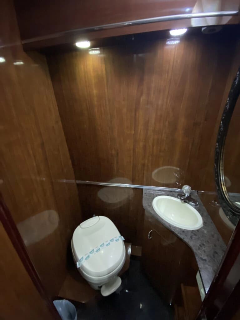 2014 MCI J4500 Entertainer Coach - Image 12