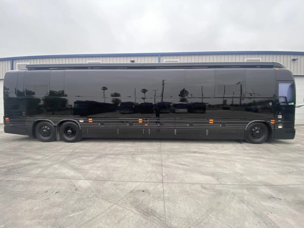 2009 Prevost XLII Entertainer Coach - Image 5