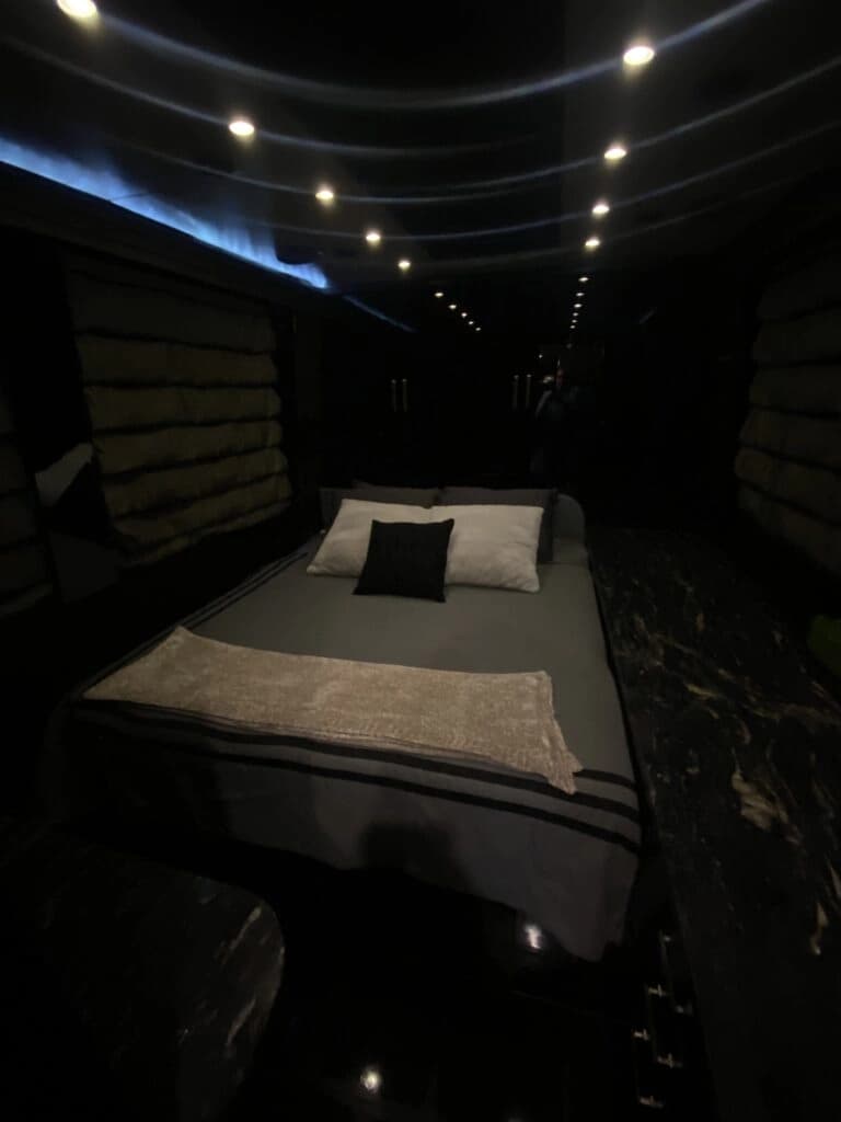 2009 Prevost XLII Entertainer Coach - Image 11