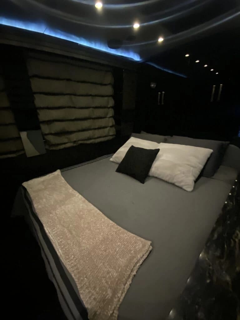2009 Prevost XLII Entertainer Coach - Image 12