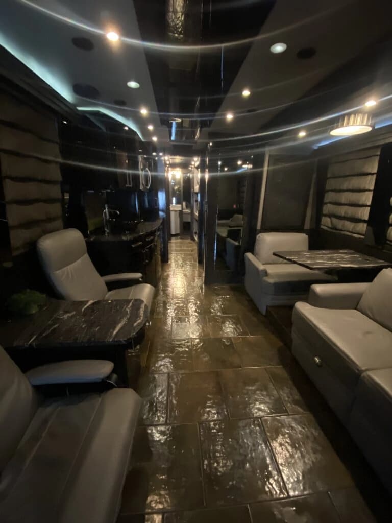 2009 Prevost XLII Entertainer Coach - Image 2