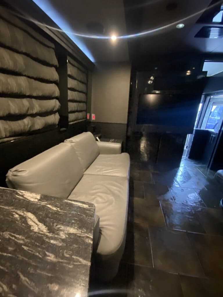 2009 Prevost XLII Entertainer Coach - Image 3